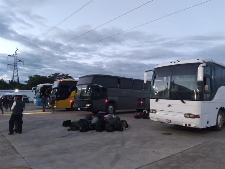 En el sur, rescatan a más de 300 migrantes que viajaban en 4 autobuses