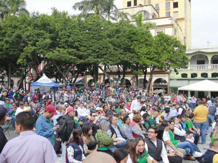 Veracruzanos se reúnen en el Zócalo para ver el partido de México y Polonia