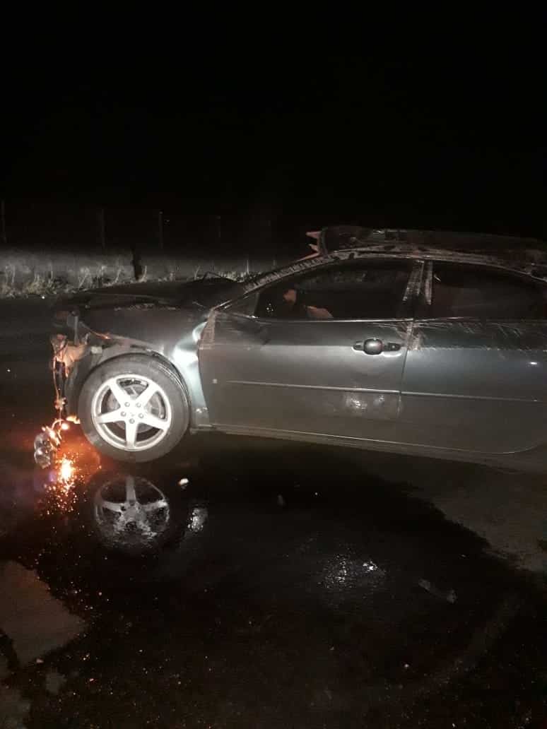 Tripulantes abandonan automóvil tras chocarlo en carretera a Cempoala