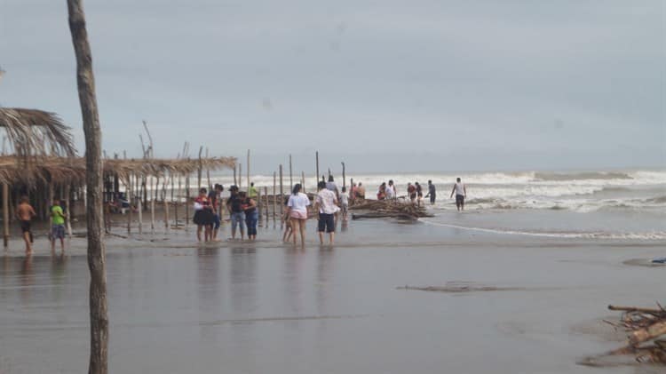 Prestadores de servicios resultaron afectados por marejada en playa de Chachalacas