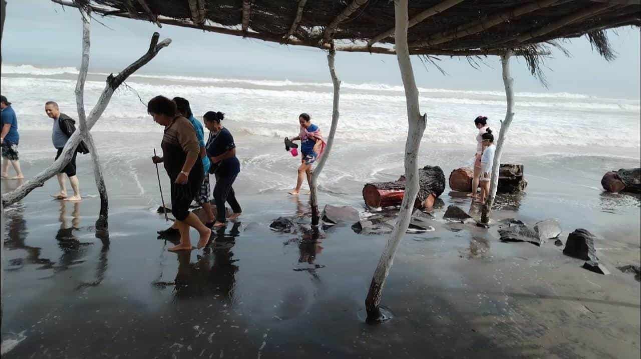 Prestadores de servicios resultaron afectados por marejada en playa de Chachalacas