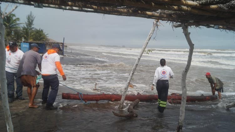 Prestadores de servicios resultaron afectados por marejada en playa de Chachalacas