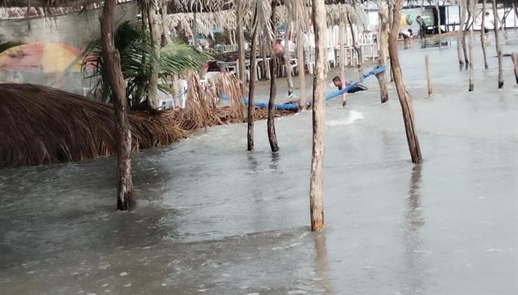 Prestadores de servicios resultaron afectados por marejada en playa de Chachalacas