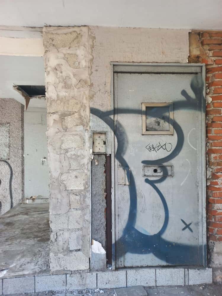 Terreno abandonado en centro de Veracruz despide fuertes olores; es utilizado por indigentes