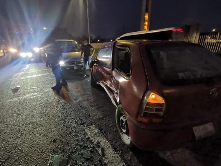 Auto impacta a camioneta al intentar dar vuelta sin precaución en la carretera Veracruz-Xalapa