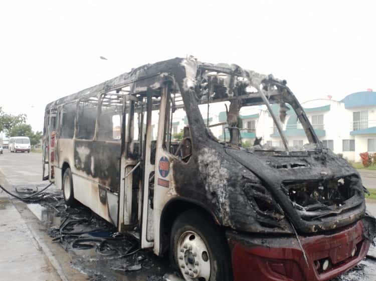 Se incendia camión de pasajeros en fraccionamiento Torrentes, en Veracruz