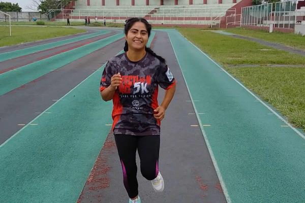 Atleta porteña busca refrendar primer lugar en carrera con obstáculos
