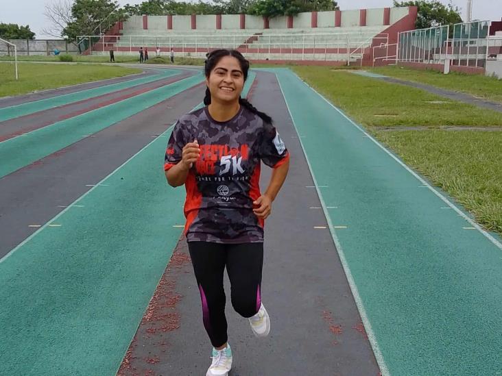 Atleta porteña busca refrendar primer lugar en carrera con obstáculos