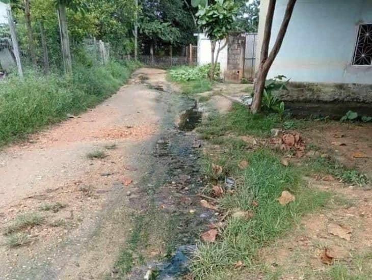 Niegan atención a fuga de aguas negras en Sayula de Alemán