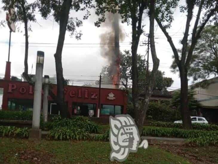 Ni tan feliz; se incendia chimenea del Pollo Feliz en la avenida Xalapa