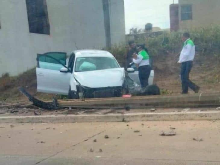 Automóvil derriba poste de concreto en el Malecón de Coatzacoalcos