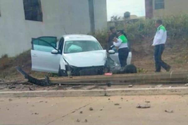Automóvil derriba poste de concreto en el malecón de Coatzacoalcos