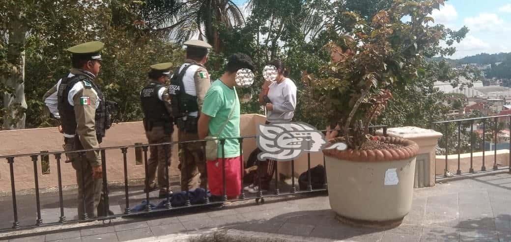 Los cachan ‘pasando la bacha’ en el parque Juárez de Xalapa