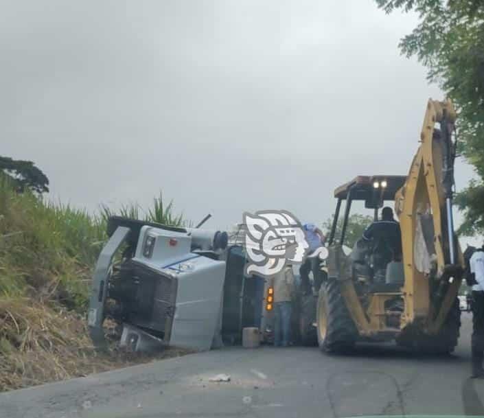 Un herido tras volcadura de revolvedora en la 6 de enero de Xalapa