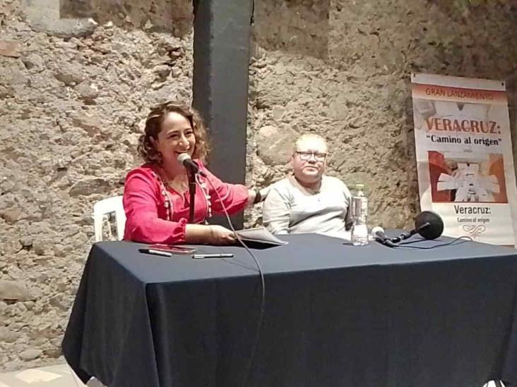 Presenta Xóchitl Arbesú su libro Veracruz, camino al origen