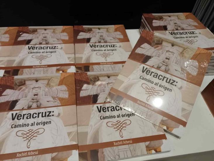 Presenta Xóchitl Arbesú su libro Veracruz, camino al origen