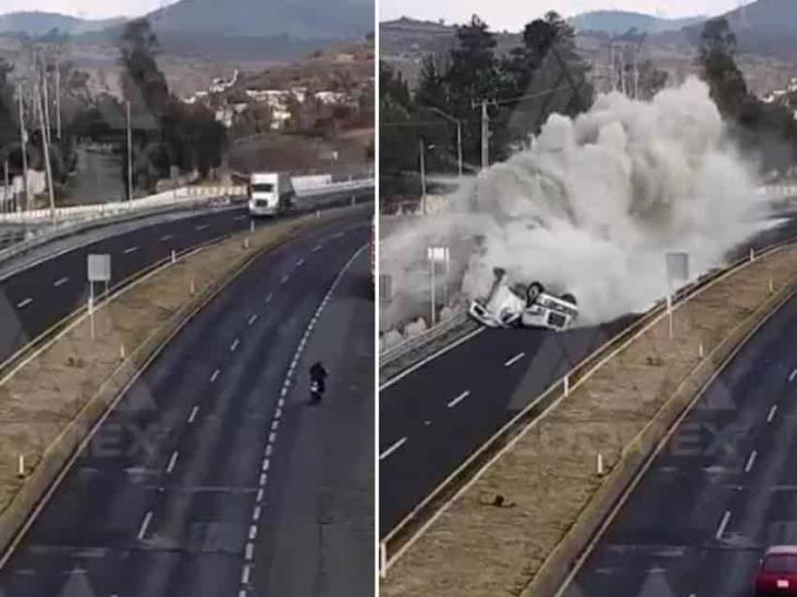 ¡Impresionante! Así se vio la volcadura de un tráiler en la México-Veracruz (+Video)