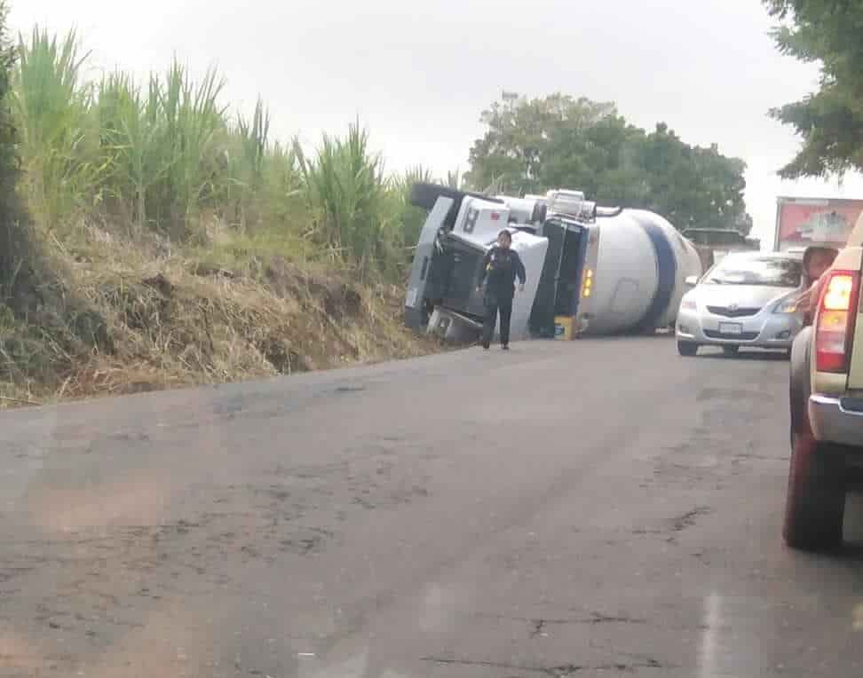 Revolvedora de cemento vuelca sobre carretera Actopan-Xalapa