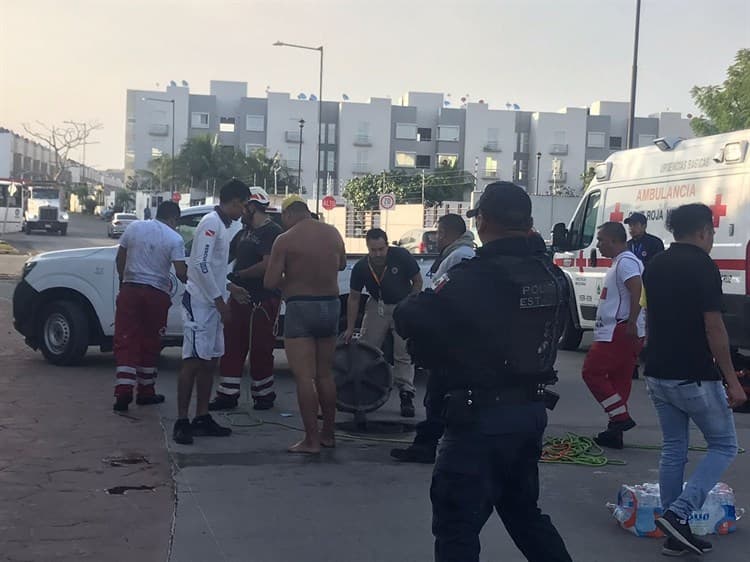 Localizan a hombre que se metió a una alcantarilla en colonia de Veracruz