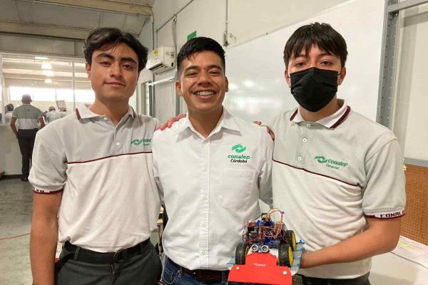 Alumnos del Conalep construyen Sumobots, robot especial para el campo de batalla