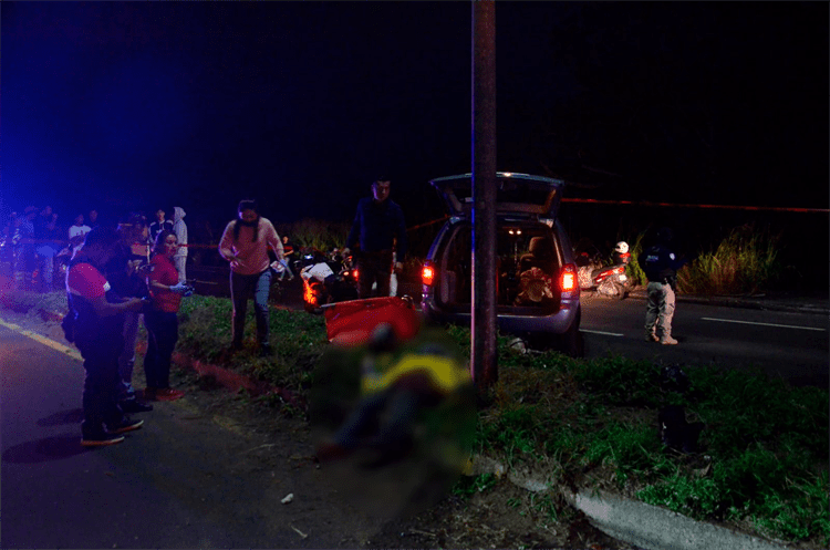 Padre e hijo derrapan sobre la carretera Boca del Río-Paso del Toro; uno perdió la vida