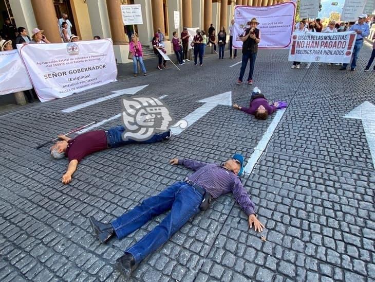 Tirados frente al Palacio de Gobierno; así protestaron jubilados para exigir pagos en Xalapa