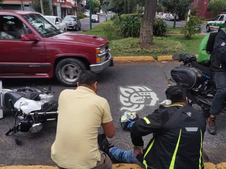 Motociclista, lesionado al chocar con un auto en avenida de Xalapa