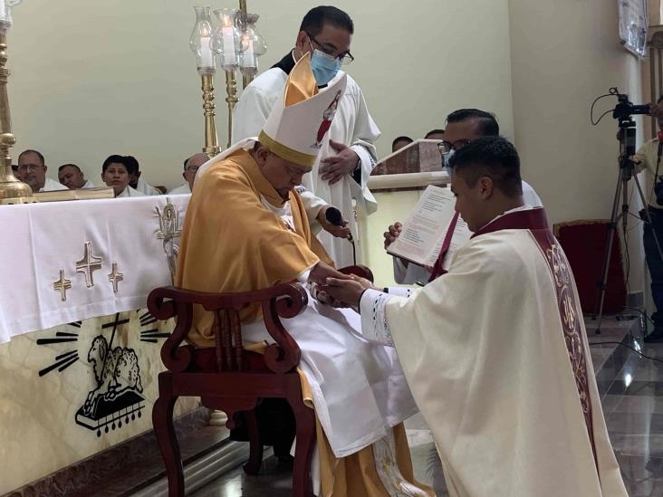 Emotiva ordenación sacerdotal en Acayucan(+Video)