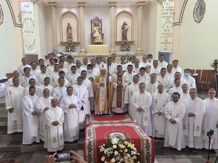 Emotiva ordenación sacerdotal en Acayucan(+Video)