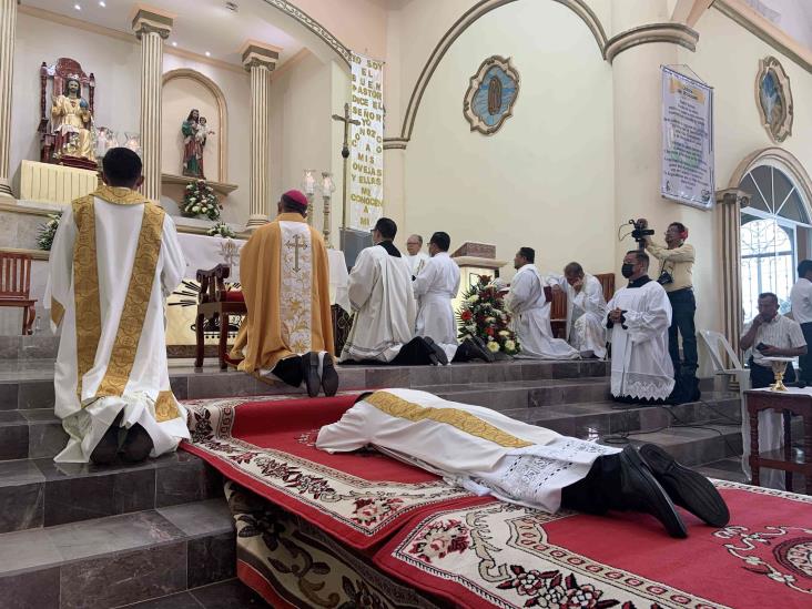 Emotiva ordenación sacerdotal en Acayucan(+Video)