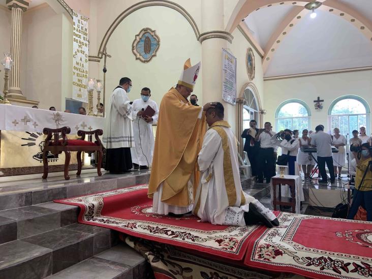 Emotiva ordenación sacerdotal en Acayucan(+Video)