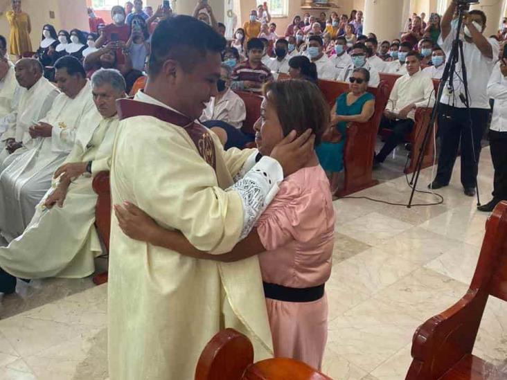 Emotiva ordenación sacerdotal en Acayucan(+Video)