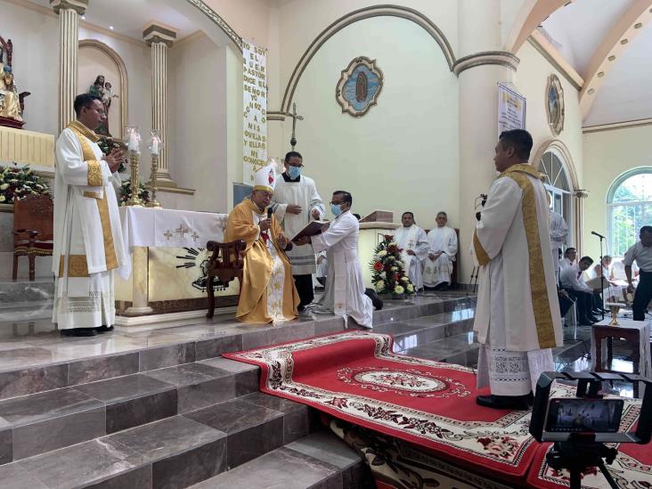 Emotiva ordenación sacerdotal en Acayucan(+Video)