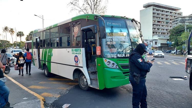 Camión de pasajeros atropella a mujer en el centro de Veracruz