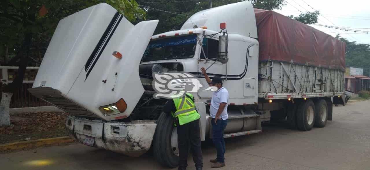 Detienen a sayuleño con trailer robado