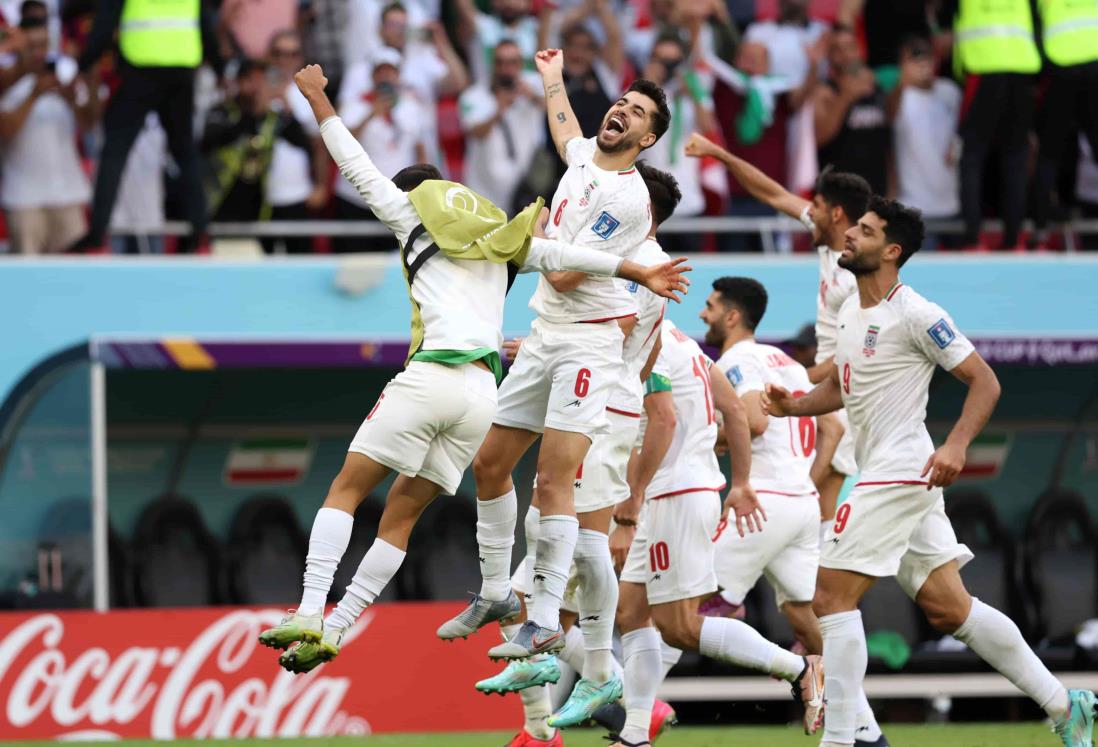 Resucita Irán y derrota a Gales con goles de último minuto