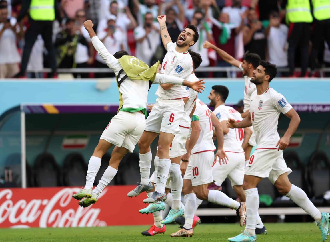 Resucita Irán y derrota a Gales con goles de último minuto