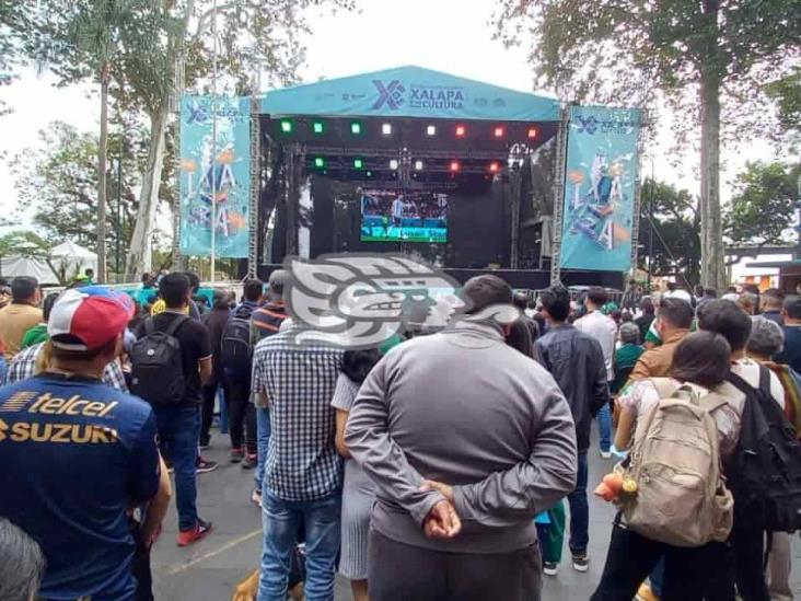 Veracruzanos lamentan derrota de México desde el Parque Juárez, en Xalapa