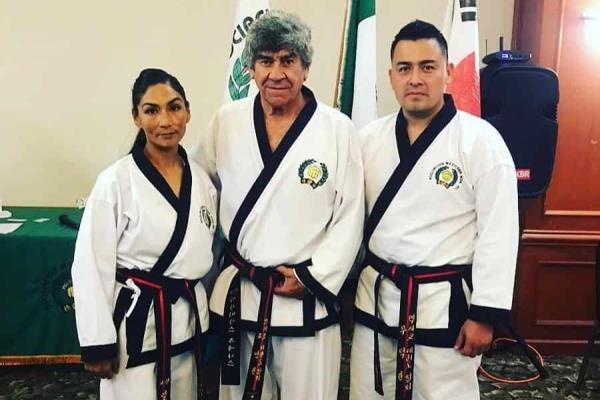 José Vásquez y Elena Corona estrenan grado en la AMMDK