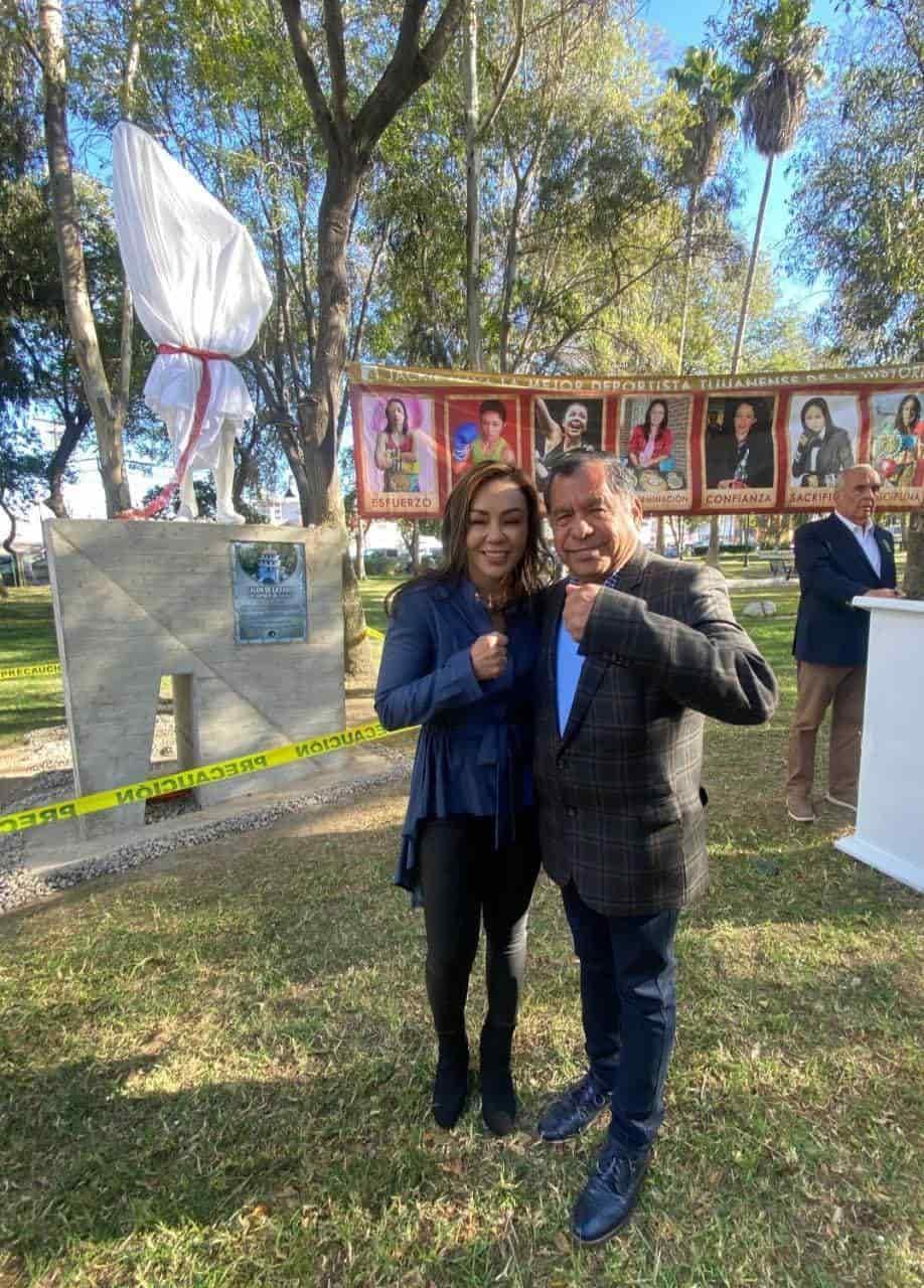 Develan estatua de campeona Jackie Nava