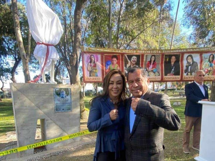 Develan estatua de campeona Jackie Nava