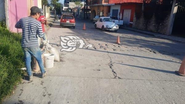 Ciudadanos le entra a tapar baches en calles de Misantla