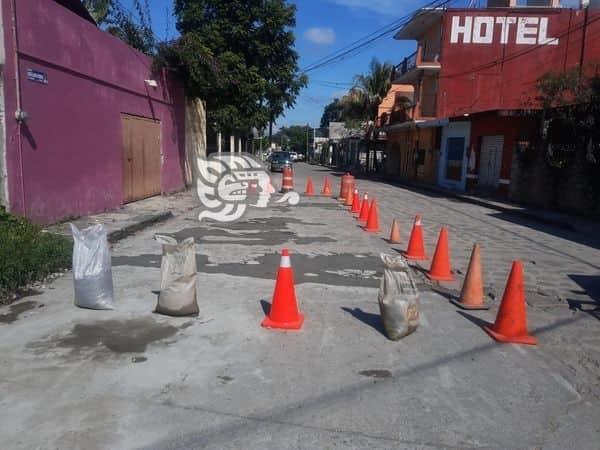 Ciudadanos le entra a tapar baches en calles de Misantla
