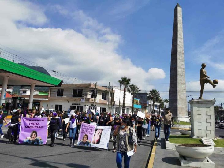 Marchan feministas para exigir a autoridades que frenen violencia contra mujeres, en Orizaba