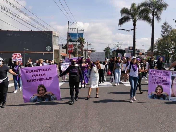 Marchan feministas para exigir a autoridades que frenen violencia contra mujeres, en Orizaba