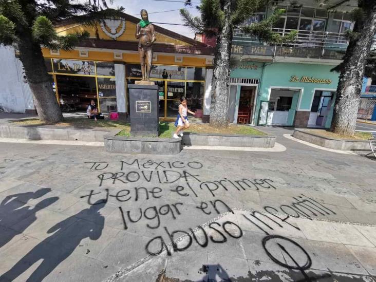 Marchan feministas para exigir a autoridades que frenen violencia contra mujeres, en Orizaba