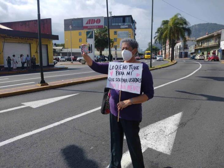 Marchan feministas para exigir a autoridades que frenen violencia contra mujeres, en Orizaba