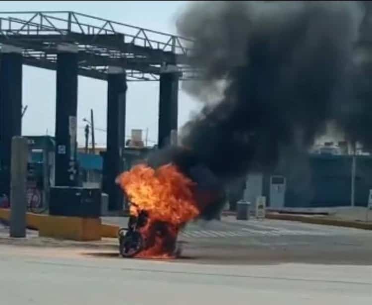 Arde motocicleta en el Malecón Costero de Coatzacoalcos Arde motocicleta en el Malecón Costero de Coatzacoalcos