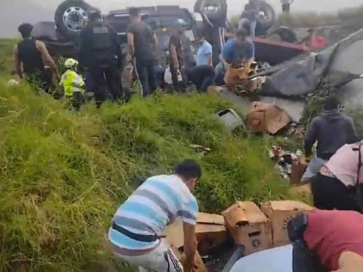 Vuelca tráiler con cerveza sobre la autopista Puebla-Orizaba; llegan rapiñeros por la carga