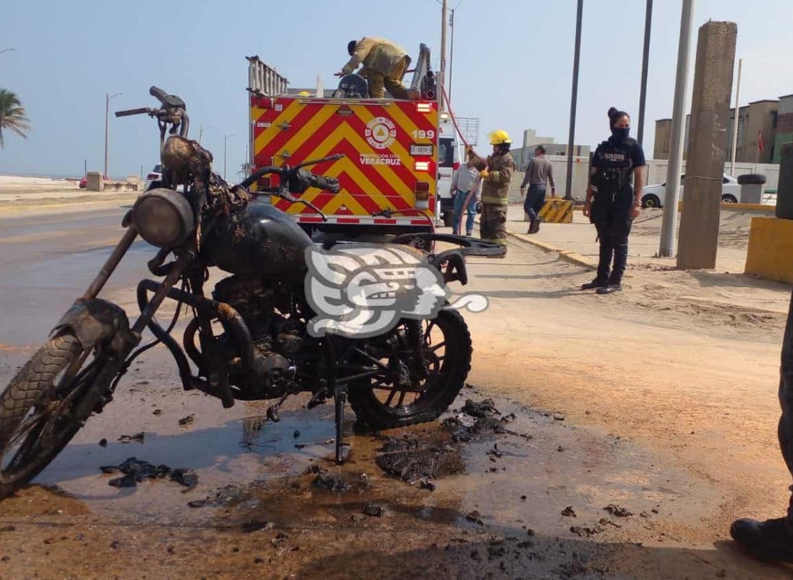 Arde motocicleta en el Malecón Costero (+Video)